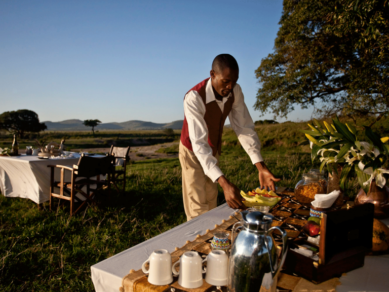 Bush-breakfast-in-Serengeti-national-park